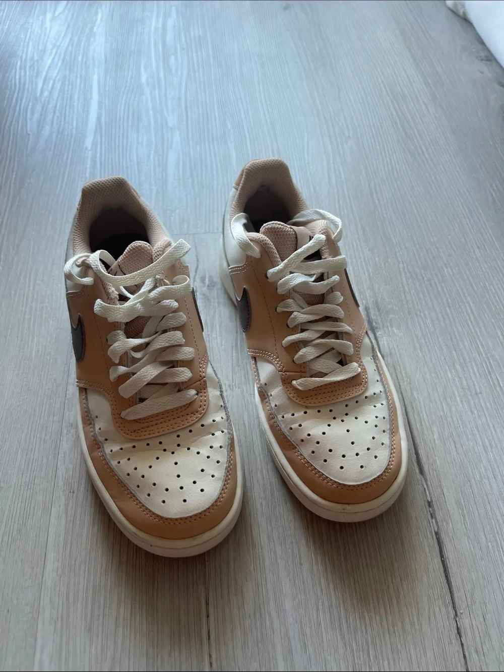 Nike Kids Low-Top Sneakers in White, Tan and Dark Brown Swoosh
